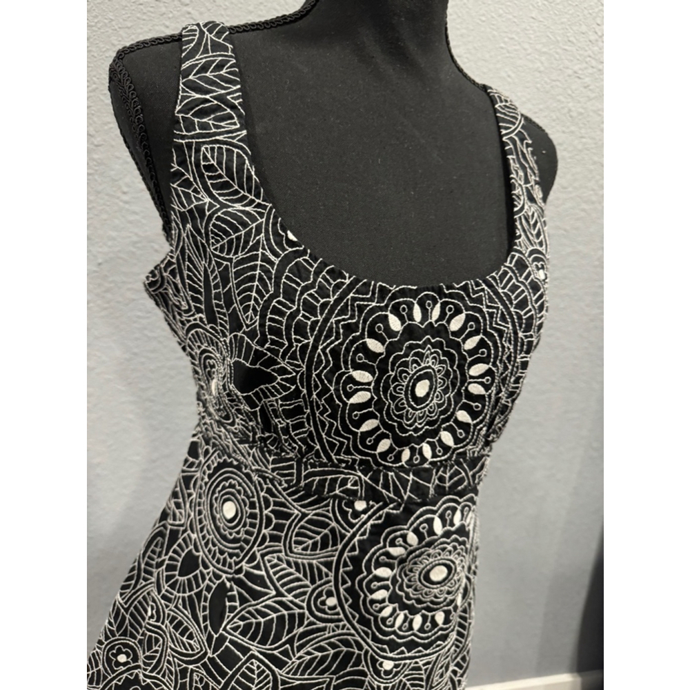 Nine West Sleeveless Embroidered Black and White Tunic Top - Size 12 - Picture 4 of 9
